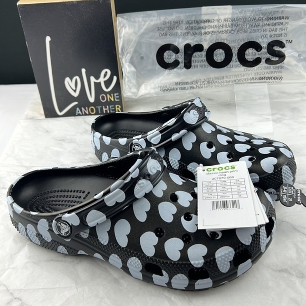 Crocs - ‘Hearts’ Classic Clog. Women’s SZ: 7,8,9,10. NWT Firm! - Picture 3 of 4
